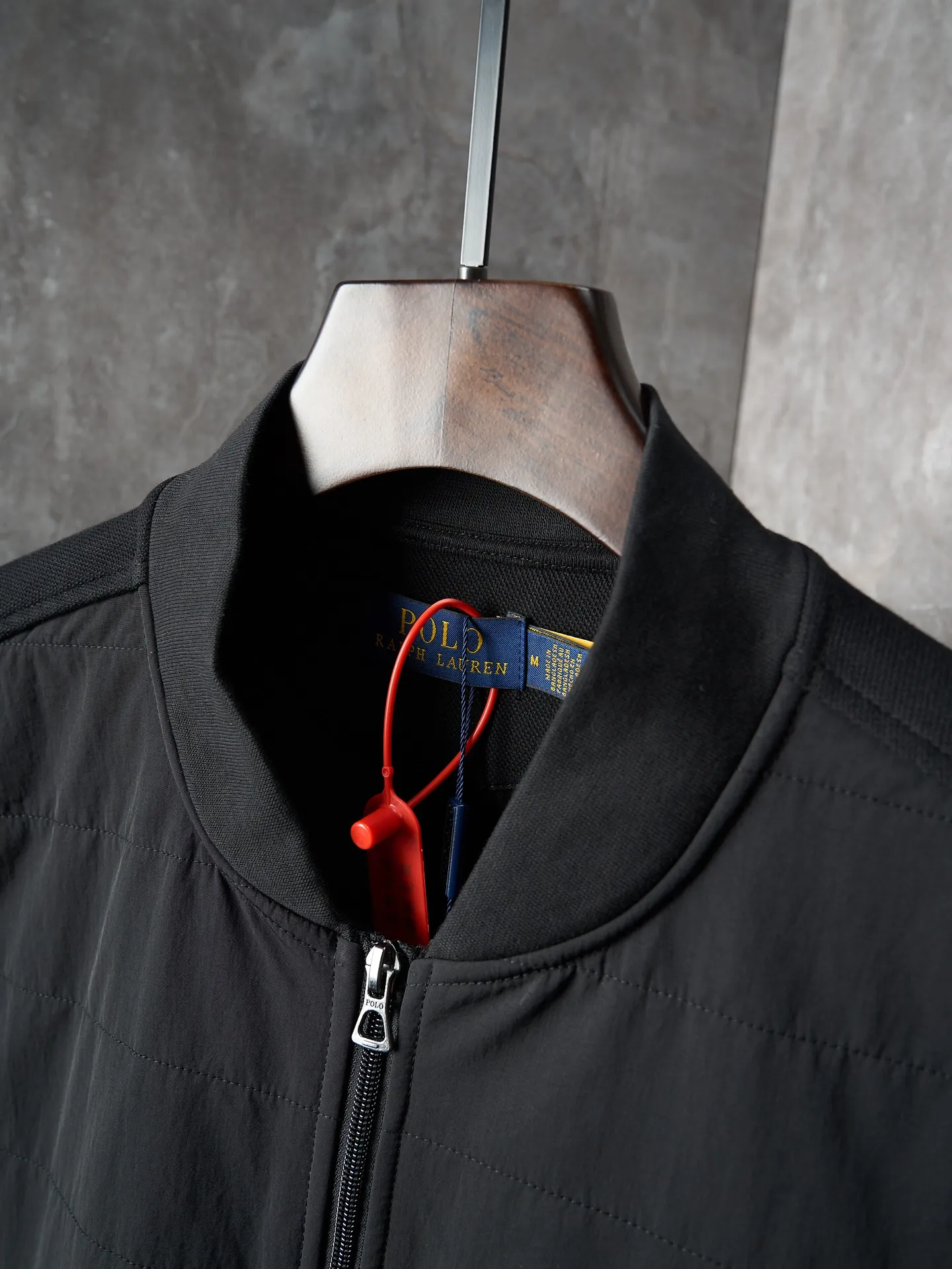 P500 Actual auction】Ralph Lauren/Ralph Lauren embroidered pony logo zipper baseball collar cotton jacket [Ready stock] S M L The hidden pocket on the left sleeve is hidden in the shape. The collar chain linkage layered design is effortlessly advanced. The golden ratio of lightness and warmth. Warm but not heavy. Heavy but not stiff. Uses imported machine embroidery technology. Uses advanced computer control systems and precision mechanical components to realize the iconic pony embroidery operation. High precision. The lines are smooth and delicate. Needle and shuttle splicing technology can make full use of the respective advantages of knitted fabrics and woven fabrics. By choosing the appropriate sewing process and stitches, the splicing parts can be ensured to be strong and beautiful. Template machine bag opening. The preset template guides the position, shape and size of the bag opening. The accuracy ensures the quality of the bag opening effect and the loose version.